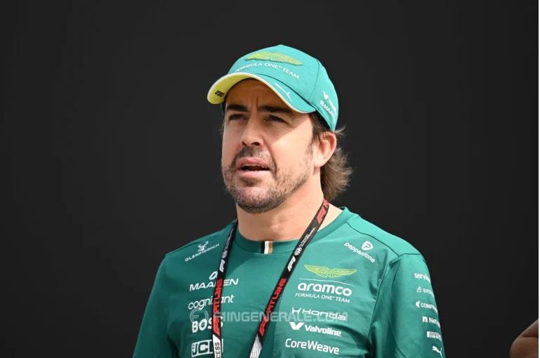 Alonso thumbon rivalin Hamilton pas garës në Sepang: Duhet të na japin një shpjegim!