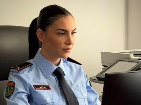 U largua nga Franca për të ndjekur ëndrrën e saj, sot mban me krenari uniformën e Policisë. Njihuni me 25-vjeçaren që zgjodhi t’i shërbejë vendit