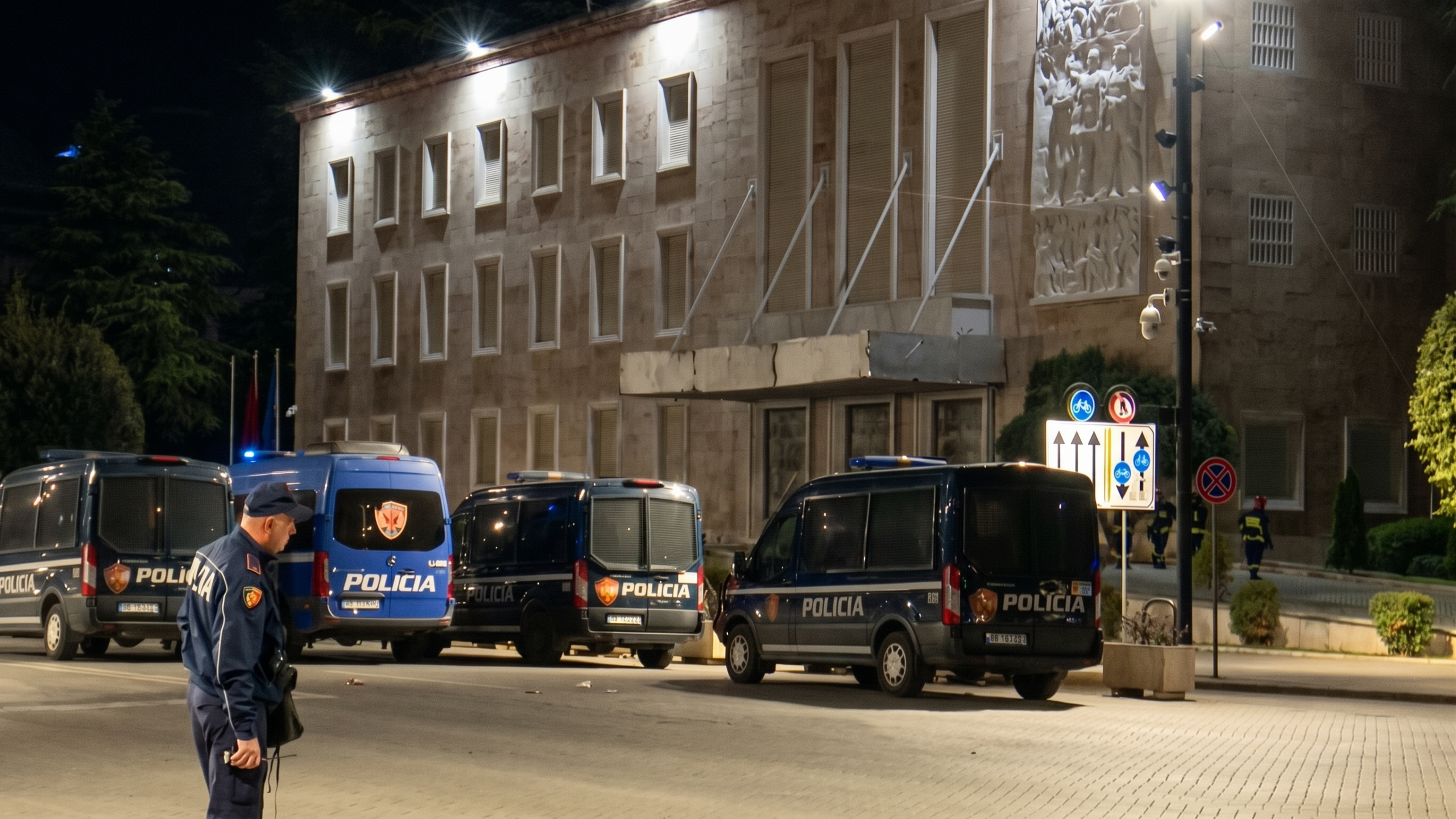 Tensionet në Tiranë, RENEA zbarkon te Kryeministria, efektivë të lënduar te Komisariati 3, sulme me molotov ndaj institucioneve