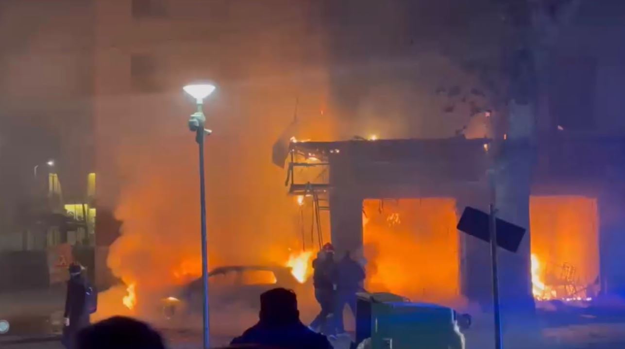 Live/ Përshkallëzohet protesta, digjet Banka e Shqipërisë, Gjykata e Lartë, makina dhe biznese. Protestuesit shpërndahen nëpër rrugë, kaos në Tiranë