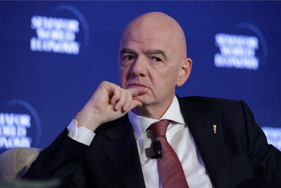 Rritet presioni mbi Gianni Infantino-n, FIFA lejoi RD Kongon të aktivizonte Mpasi-n