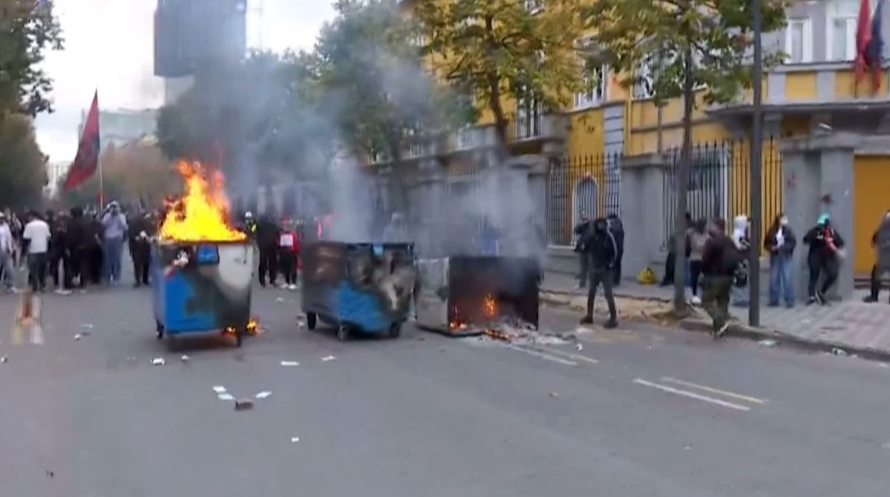 Protesta/Digjen koshat e mbeturinave te Ministria e Arsimit, refuzohen deputetët e PD
