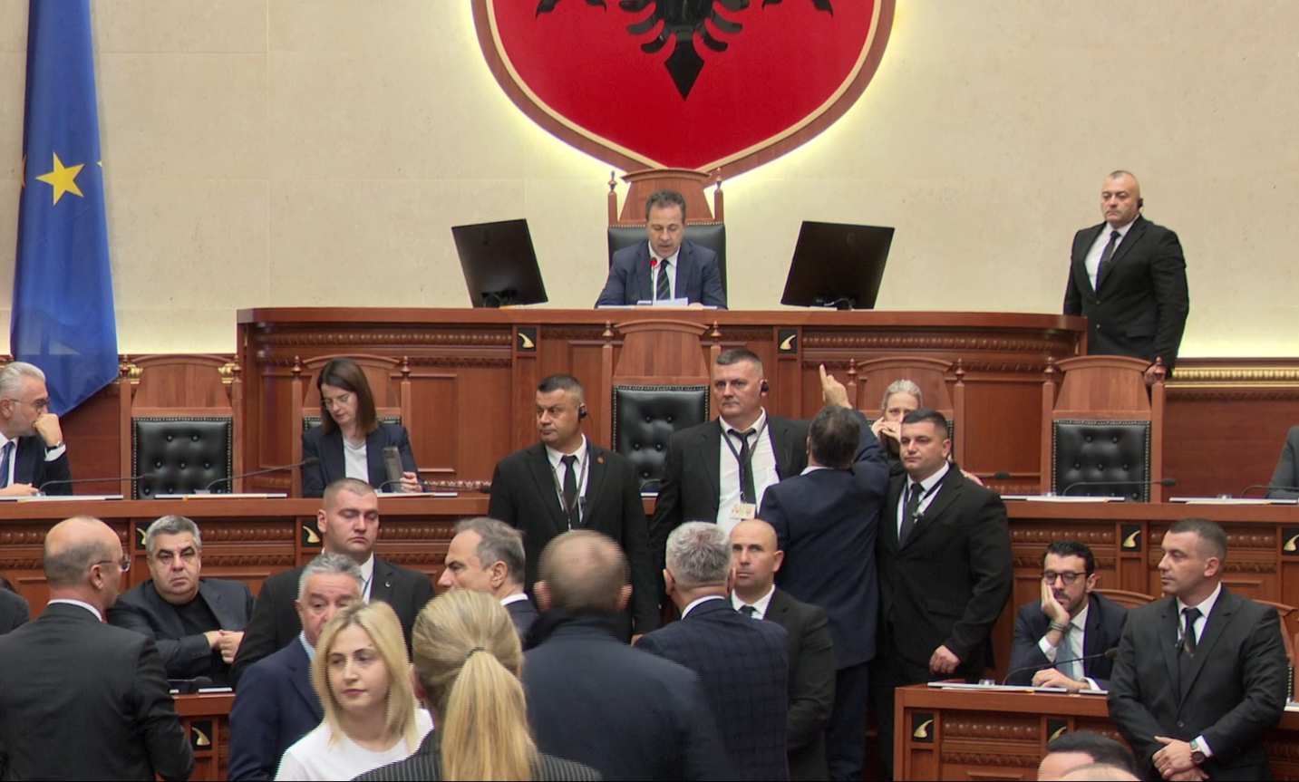 Tensione në Kuvend, opozita bllokon foltoren. Këlliçi: Mbështesim protestën studentore, të dorëhiqet qeveria Rama