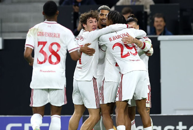 Champions: Barcola shkëlqen në fitoren e Liverpulit, Como mundet në Holandë