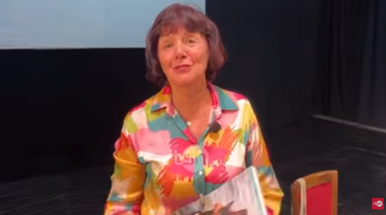Marjeta Ljarja në skenën e “Migjenit”/Ngjitet në natën e dytë të “Gjegju Fest“ me monodramën “Qeni”