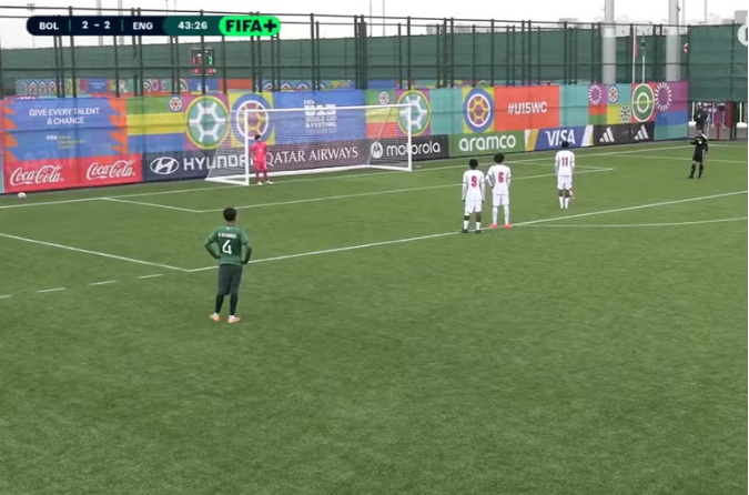 Botërori U-15/ Anglia merr penallti në minutë të fundit, Bolivia i hap portën