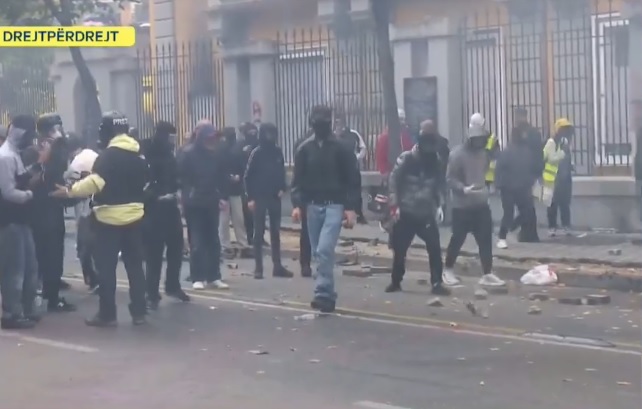 Tension në protestë Pas djegies së koshave  studentët godasin policinë me llastiqe  kapsolla dhe gurë
