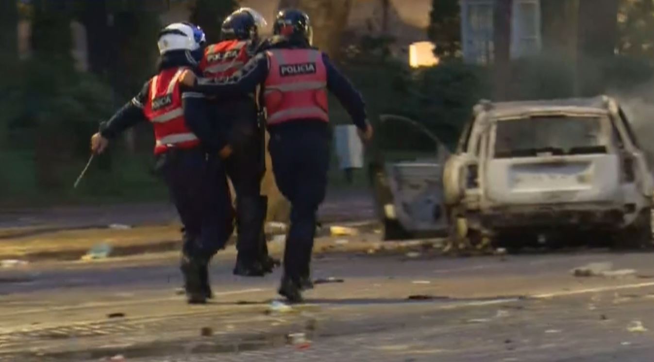 Efektivi goditet nga protestuesit, i merr flakë këmba. Ndërhyjnë në kohë kolegët, dërgohet në spital