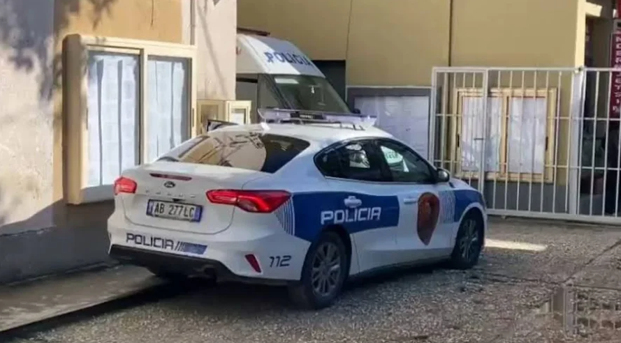 Lëndë plasëse pranë derës së një lokali në Kamëz, ndërhyjnë forcat xheniere