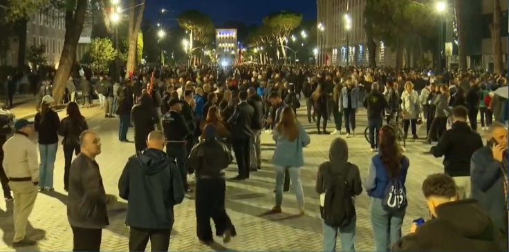 Dita e 13-të e protestës, protestuesit mblidhen në Bulevardin “Dëshmorët e Kombit”