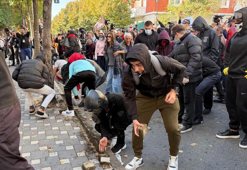 Policia pezullon 5 efektivë pas dëmtimit të 19-vjeçarit gjatë protestës, nis hetimi disiplinor