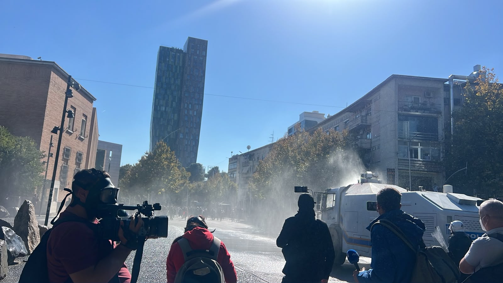 Dita e 7-të e protestave/ Protestuesit hedhin gurë drejt efektivëve, Policia përgjigjet me gaz lotsjellës