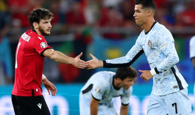 Ronaldo i shkruan Kvaratskhelias: E di si ndihesh, por mbaje gjallë pasionin